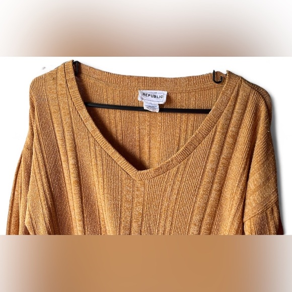 For The Republic Yellow Long Sleeve Sweater Medium - Picture 2 of 5